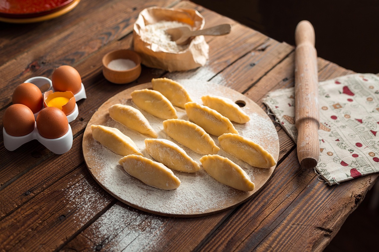 Oudere handen die een pan vasthouden in de keuken