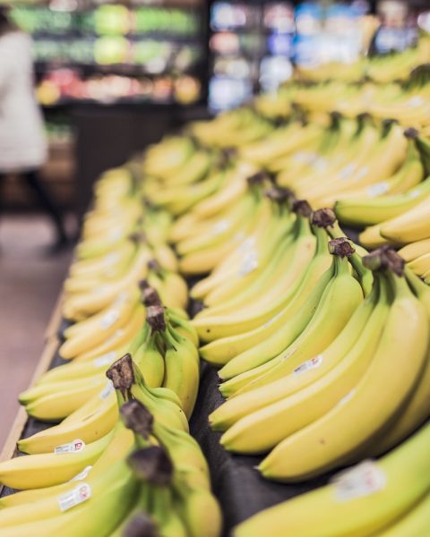 Senior leest het etiket op een verpakking in de supermarkt