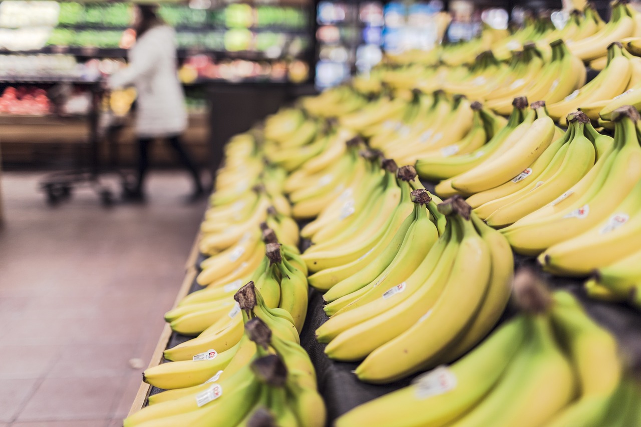 Senior leest het etiket op een verpakking in de supermarkt
