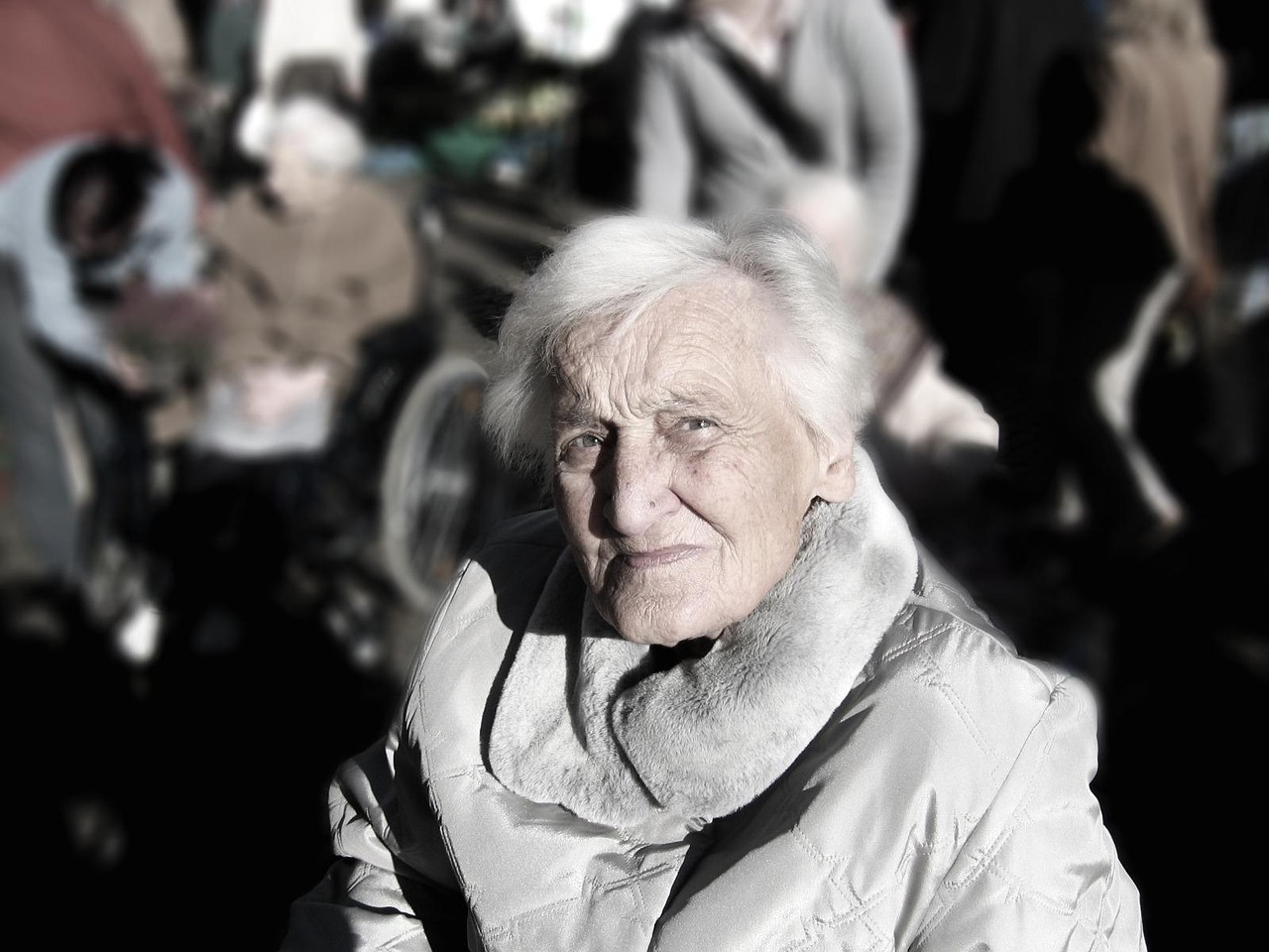 Een senior vrouw op groepsreis, lachend met medepassagiers tijdens een begeleid uitstapje