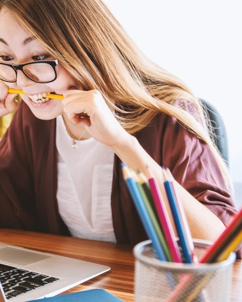 Een vrouw van boven de 55 jaar die achter een laptop studeert voor een omscholing