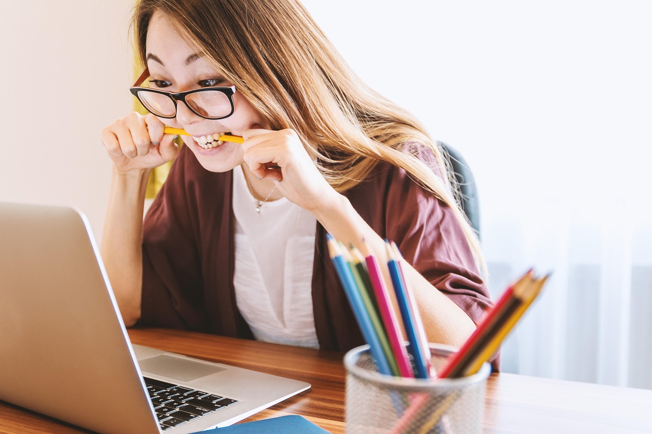 Een vrouw van boven de 55 jaar die achter een laptop studeert voor een omscholing