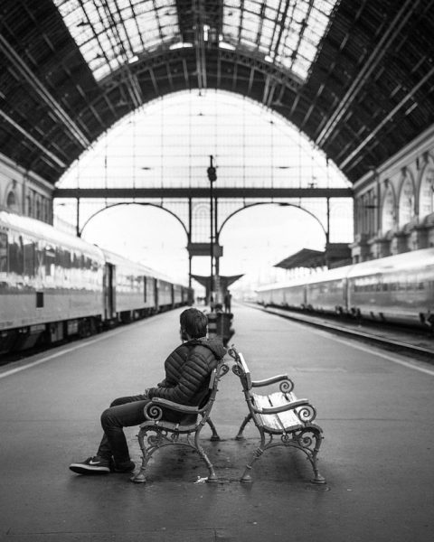 Senioren-echtpaar op een treinstation met koffers, klaar voor vertrek