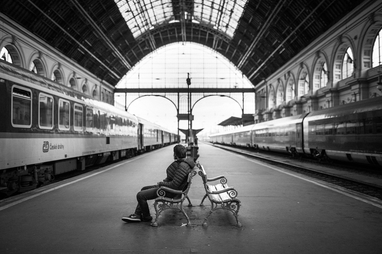 Senioren-echtpaar op een treinstation met koffers, klaar voor vertrek