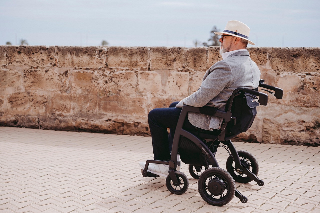 Oudere vrouw loopt binnenshuis met een rollator door een smalle gang
