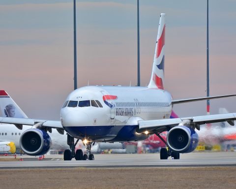 Senioren echtpaar op de luchthaven klaar voor vertrek