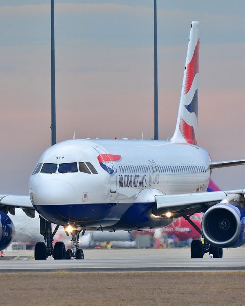 Senioren echtpaar op de luchthaven klaar voor vertrek