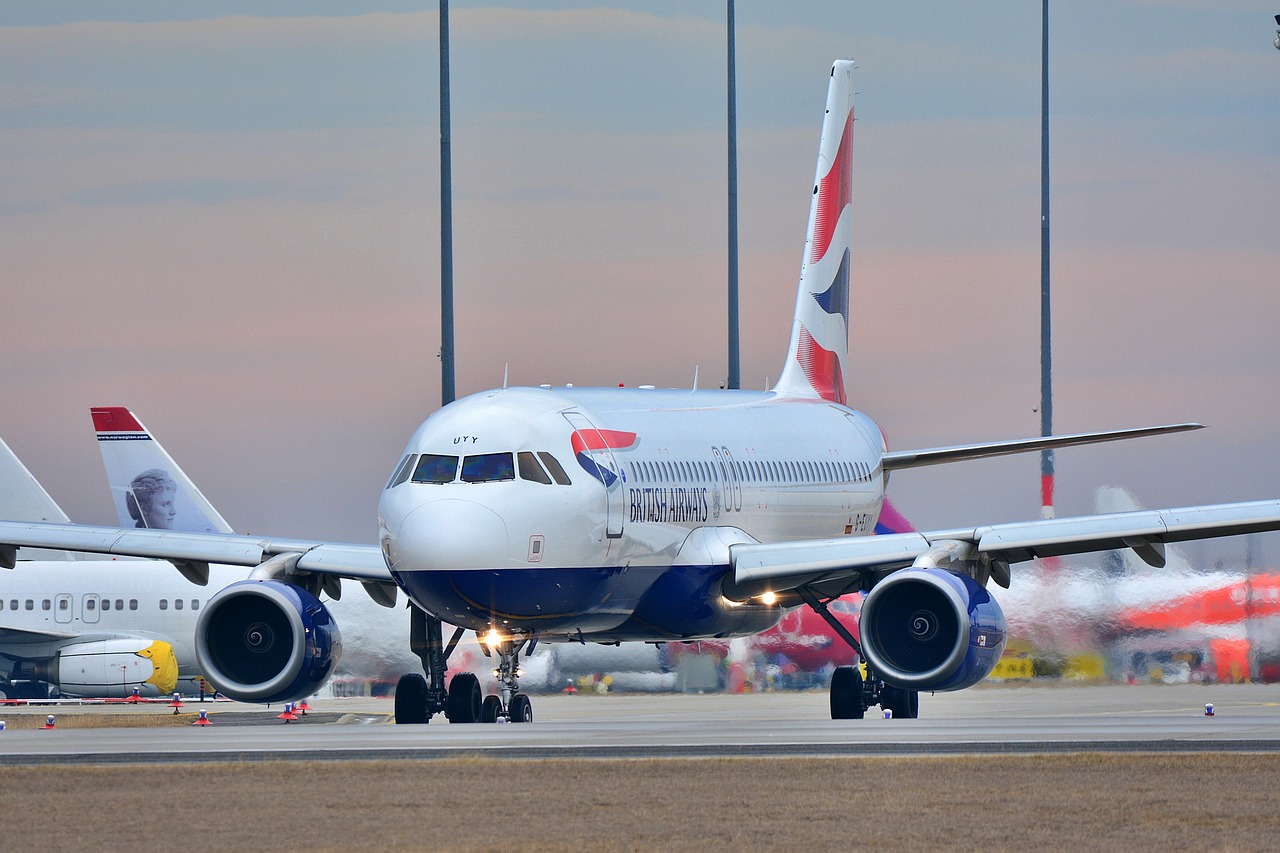 Senioren echtpaar op de luchthaven klaar voor vertrek