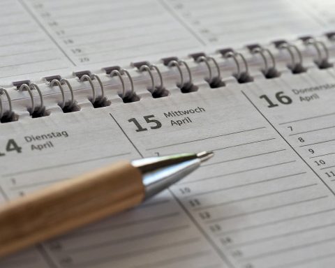 Oudere vrouw die met een kalender haar AOW-datum berekent