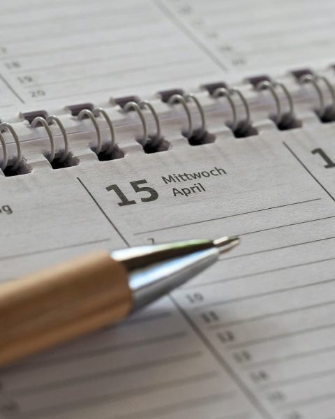 Oudere vrouw die met een kalender haar AOW-datum berekent