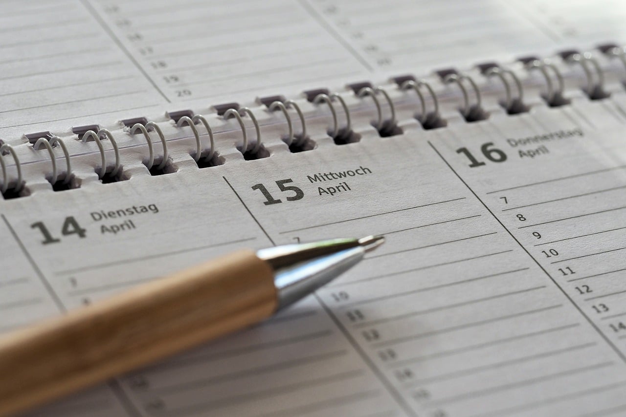 Oudere vrouw die met een kalender haar AOW-datum berekent