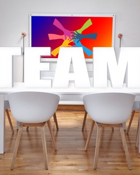 Groep senioren die samen aan tafel zitten tijdens een netwerkbijeenkomst