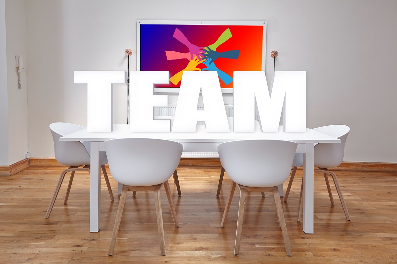 Groep senioren die samen aan tafel zitten tijdens een netwerkbijeenkomst