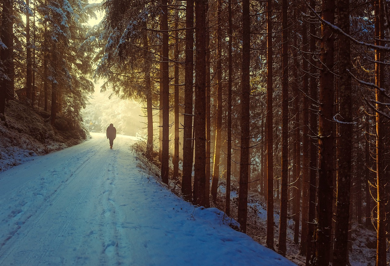 Oudere vrouw in winterkleding geniet van een moment in het zonlicht buiten