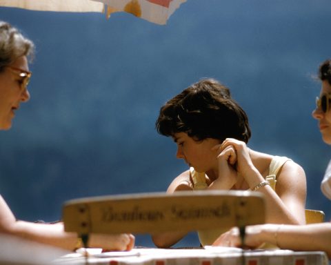 Een oudere vrouw in gesprek met een huisarts tijdens een spreekuur
