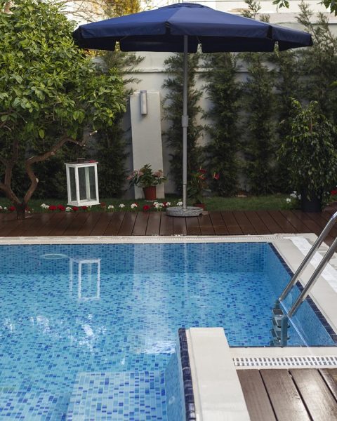 Een statige villa in een groene omgeving in het Gooi, symbool voor de woonplek van Gerard Joling