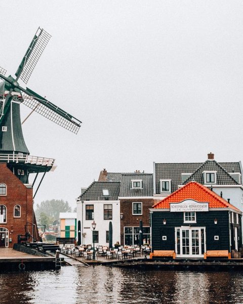 Een oudere man wandelt door een rustig Oost-Nederlands landschap met weilanden en bomen