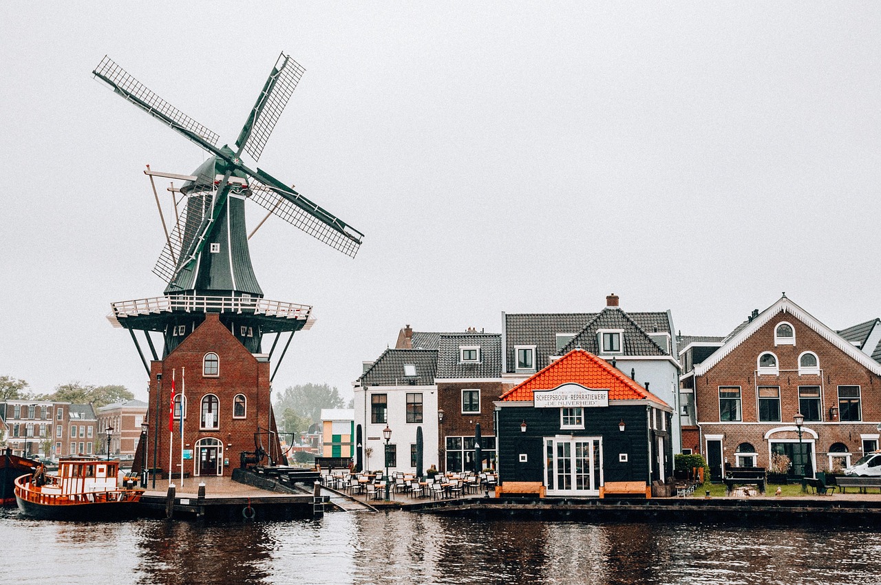 Een oudere man wandelt door een rustig Oost-Nederlands landschap met weilanden en bomen