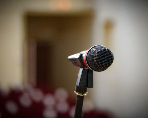 Een majestueus pijporgel in een volle concertzaal