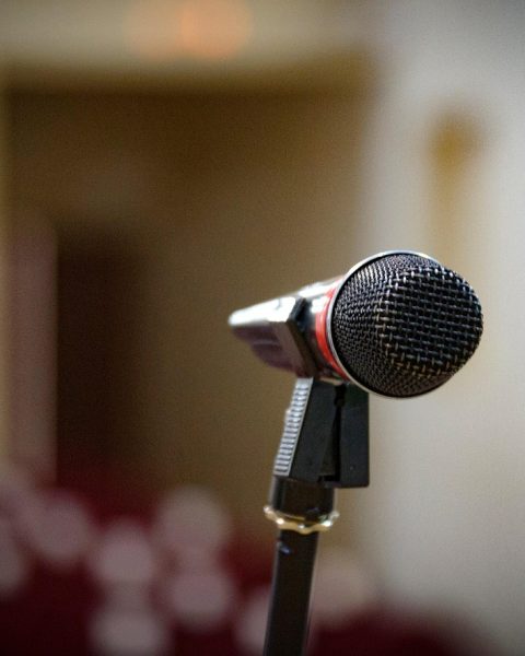 Een majestueus pijporgel in een volle concertzaal