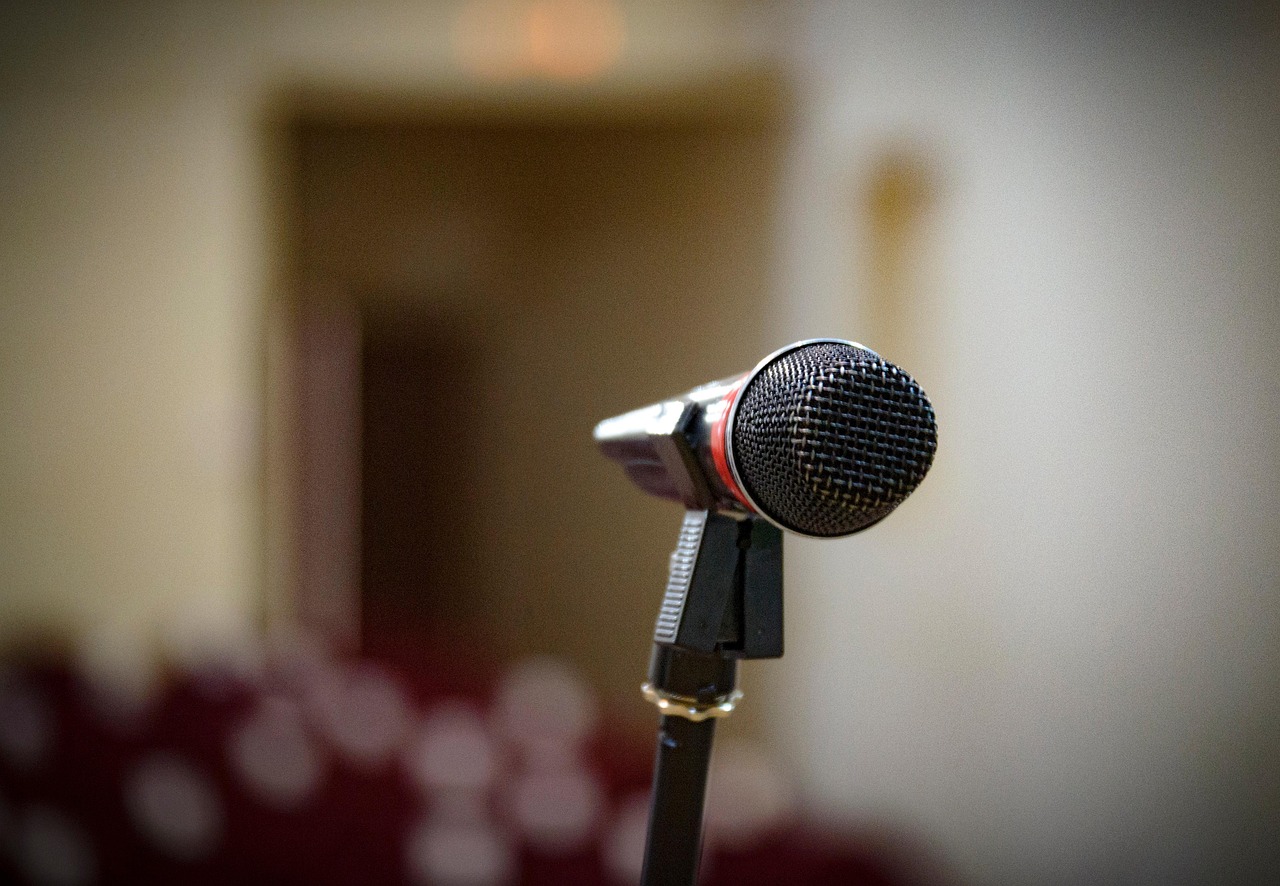 Een majestueus pijporgel in een volle concertzaal