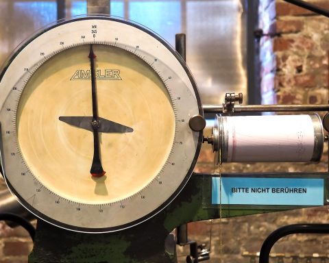 Senior die thuis de bloeddruk meet met een bloeddrukmeter om de bovenarm